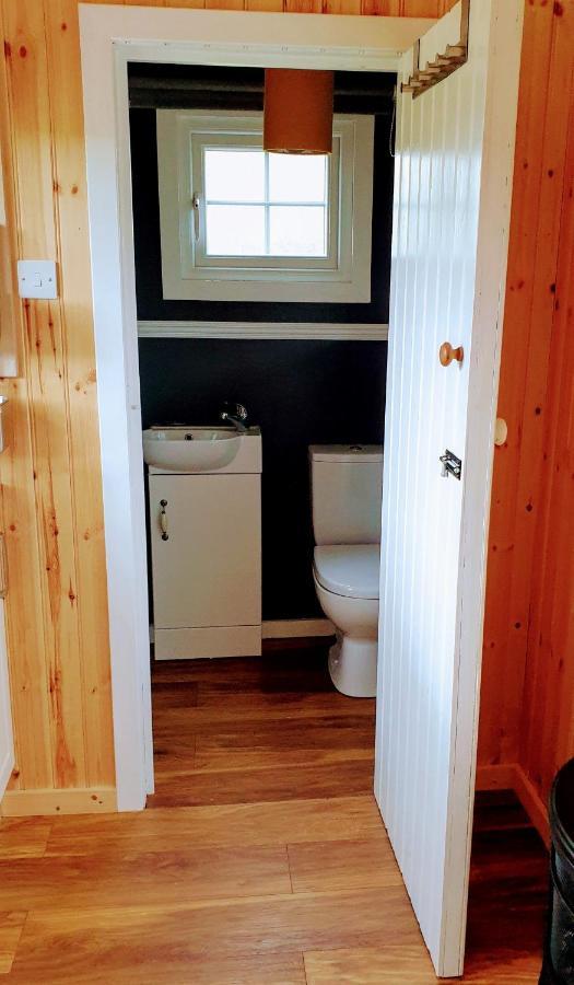 Small Cozy Shepherd Hut 20 By 7 Feet With Boxed In High Double Bed Balmacara Exterior foto