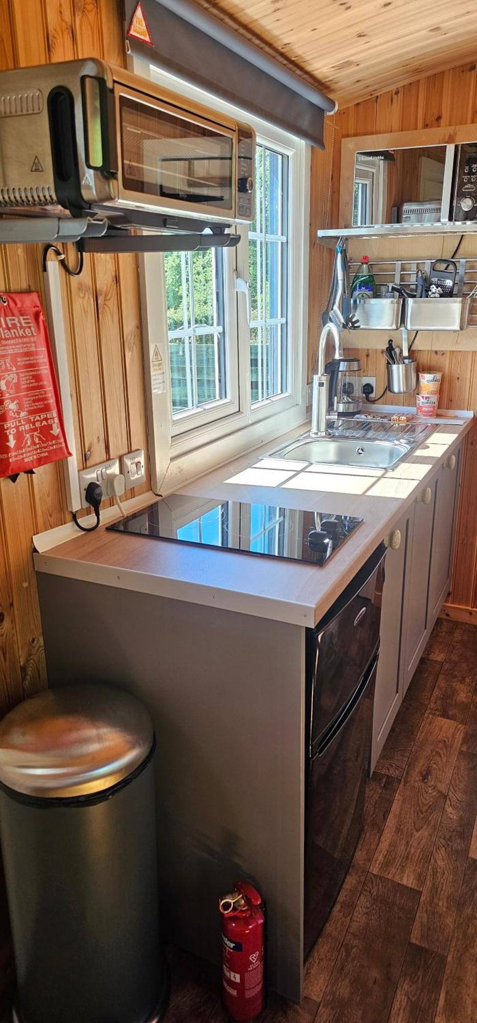 Small Cozy Shepherd Hut 20 By 7 Feet With Boxed In High Double Bed Balmacara Exterior foto